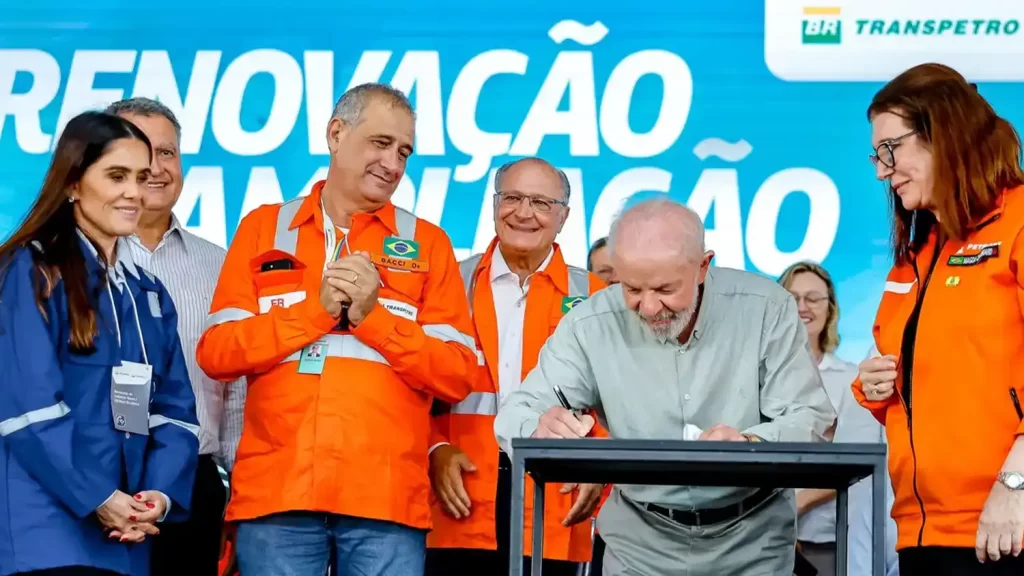 Presidente Lula durante cerimônia de assinatura de contrato com estaleiros no Rio Grande do Sul.