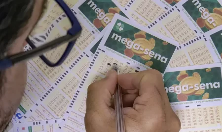 Bilhete de aposta da Mega-Sena com números marcados