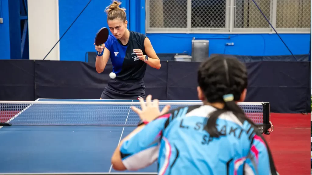 Bruna Takahashi comemorando a vitória na Copa Pan-Americana de Tênis de Mesa em São Francisco, EUA.