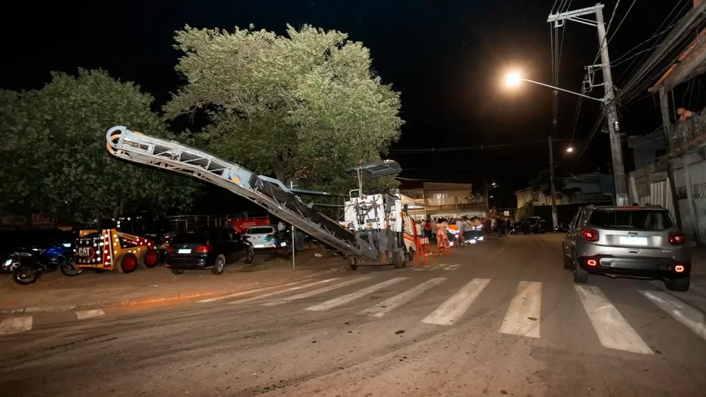 Máquina realizando recapeamento asfáltico em rua de São Bernardo durante as obras do programa Minha Rua Nova.