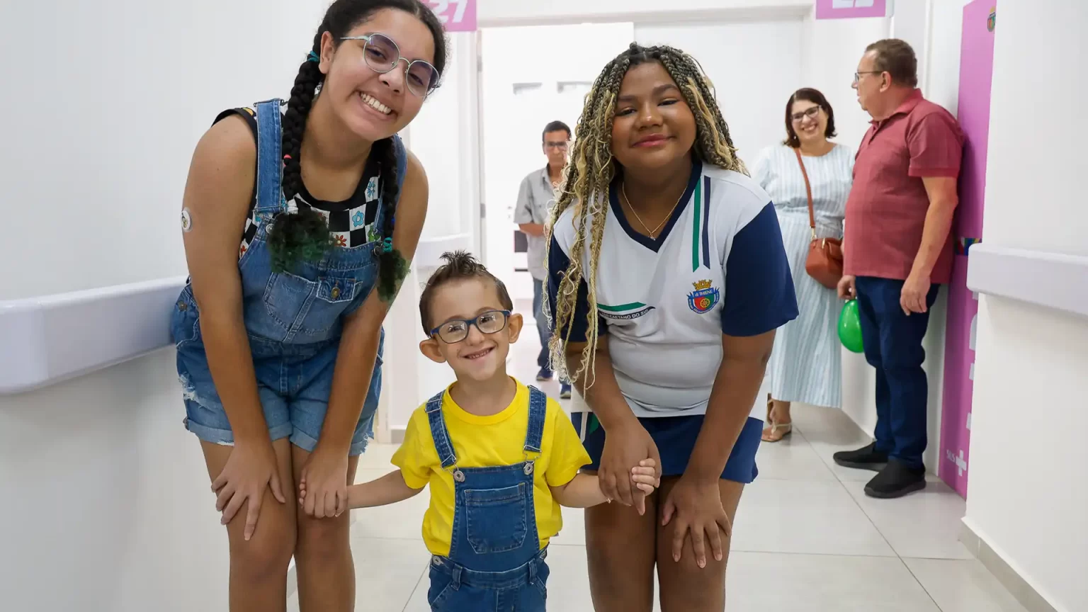 Criança atendida no Naeca de São Caetano recebe cuidados médicos especializados e sorri ao lado da mãe.