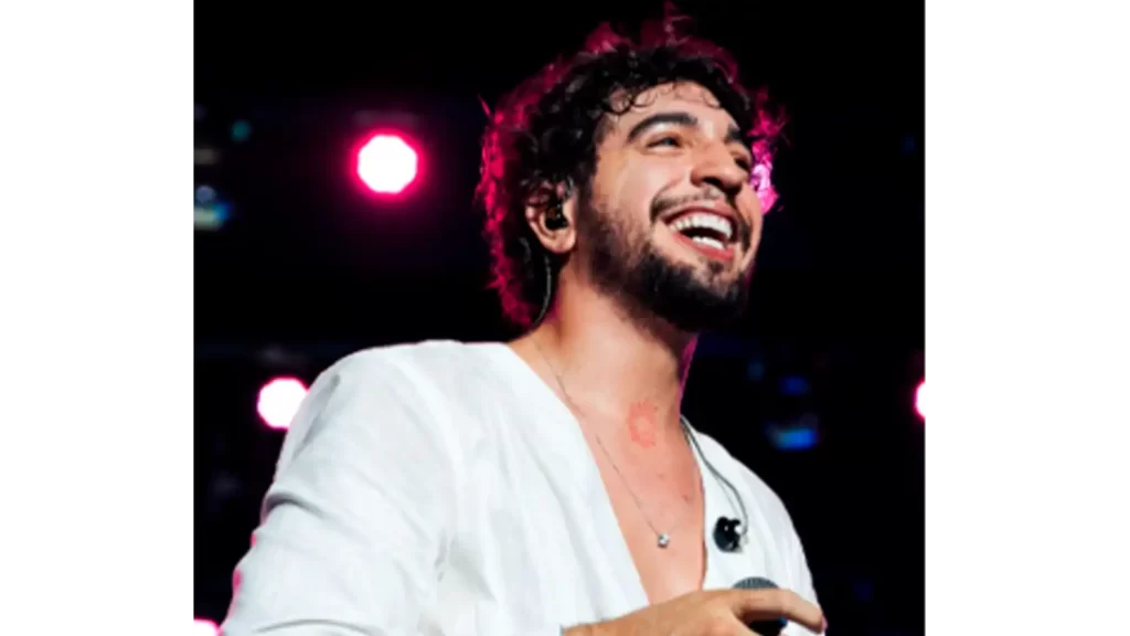 Nattan durante show ao vivo, interagindo com o público em um evento animado de Carnaval.