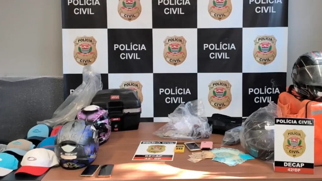 Policiais apreendem veículos, celulares e máquinas de cartão usadas no golpe da falsa entrega em São Paulo.