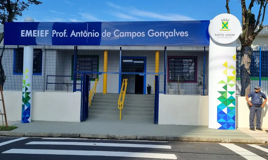 Prefeito Gilvan entrega escola revitalizada no primeiro dia de aula em Santo André 2 Imagem da entrega da revitalização da Emeief Professor Antônio de Campos Gonçalves em Santo André, com a presença do prefeito Gilvan Junior e alunos.