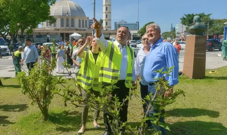 Equipe da Prefeitura de São Bernardo realizando serviços de zeladoria no bairro Rudge Ramos como parte do Programa Cidade Linda de Viver.