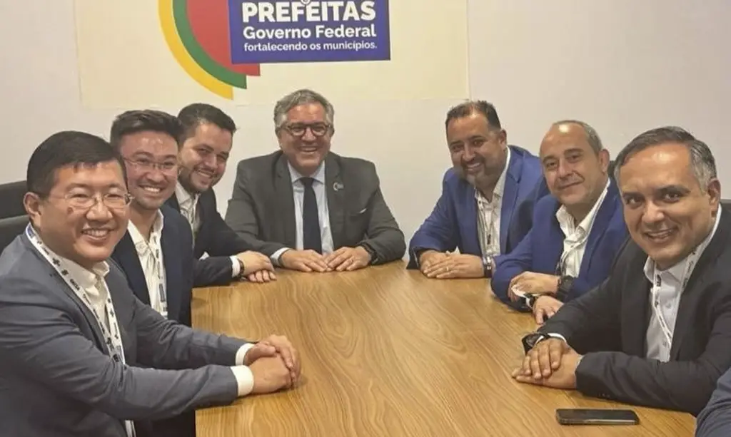 Prefeito Marcelo Oliveira busca recursos em Brasília 1 Imagem do prefeito Marcelo Oliveira em Brasília, participando de reunião com autoridades federais para discutir investimentos e avanços para Mauá.