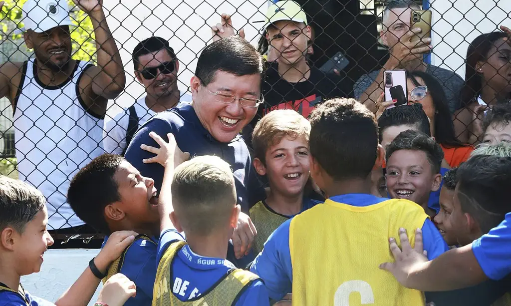 Prefeito Taka Yamauchi impulsiona o esporte e inaugura nova fase das escolinhas de futebol em Diadema 1 Crianças jogando futebol no campo do Piraporinha durante o 1º Torneio Início, evento de abertura das Escolinhas de Futebol de Diadema.