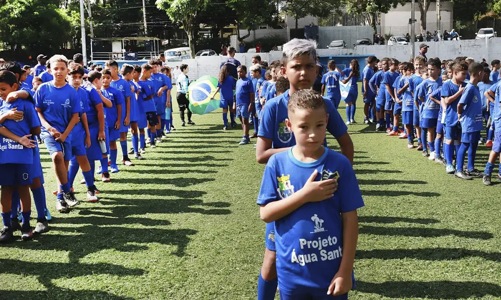 Prefeito Taka Yamauchi impulsiona o esporte e inaugura nova fase das escolinhas de futebol em Diadema 2 Crianças jogando futebol no campo do Piraporinha durante o 1º Torneio Início, evento de abertura das Escolinhas de Futebol de Diadema.