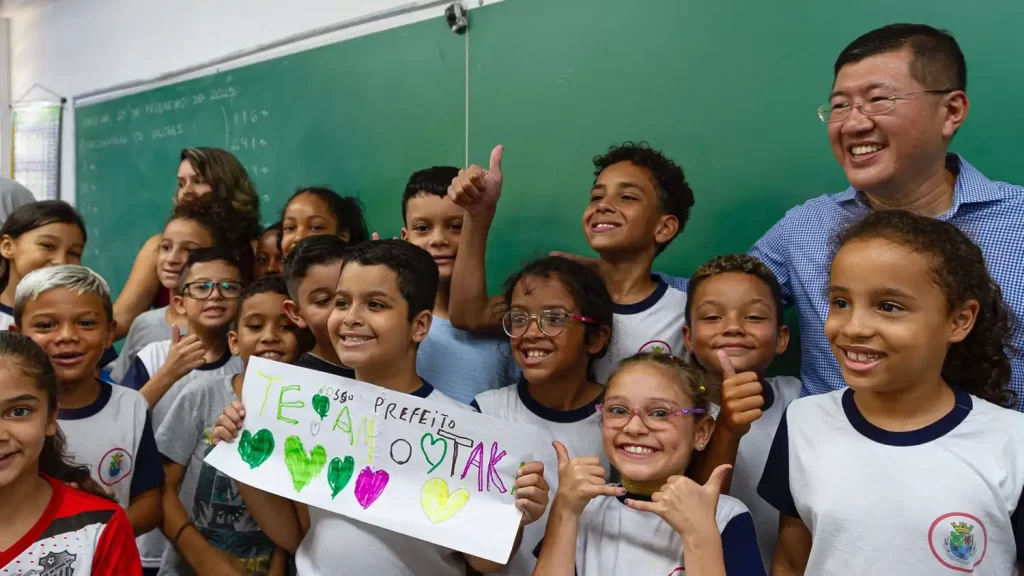 Prefeito Taka Yamauchi visita escola em Diadema, interage com alunos e destaca investimentos em tecnologia na educação.