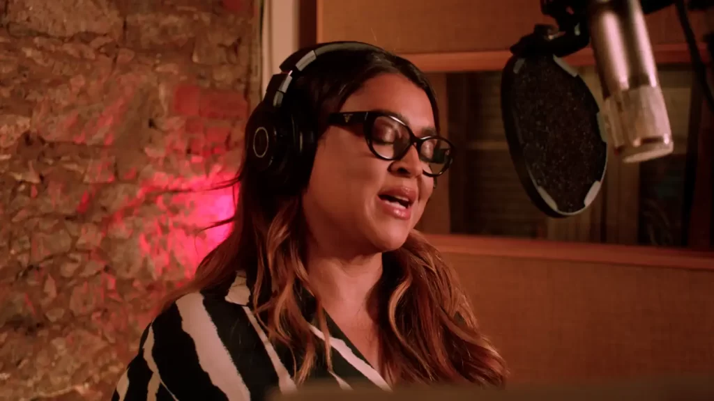 Preta Gil canta a música "Tudo Vai Passar", trilha sonora do filme Câncer com Ascendente em Virgem, ao lado da equipe de produção.