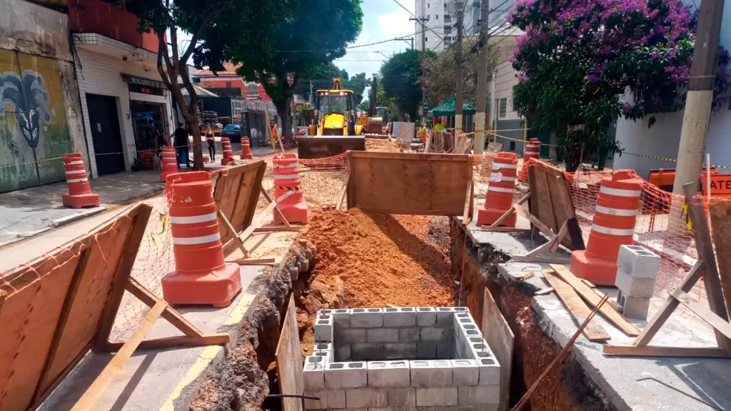 Operários trabalham na instalação de novas tubulações no Bairro Fundação, em São Caetano do Sul.