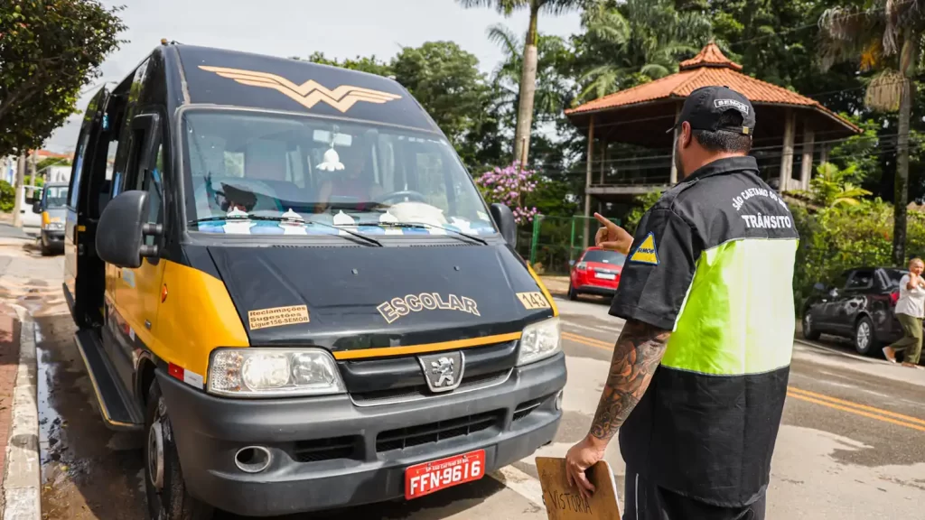 Estudantes da rede municipal de São Caetano do Sul utilizando transporte escolar credenciado.