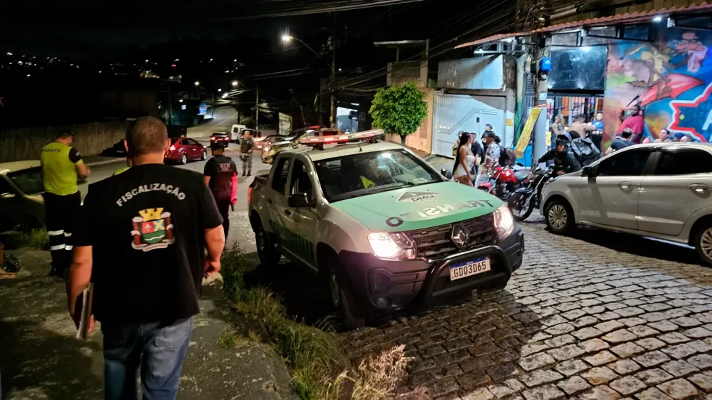 Agentes da Prefeitura de Ribeirão Pires e GCM durante fiscalização em estabelecimentos comerciais.