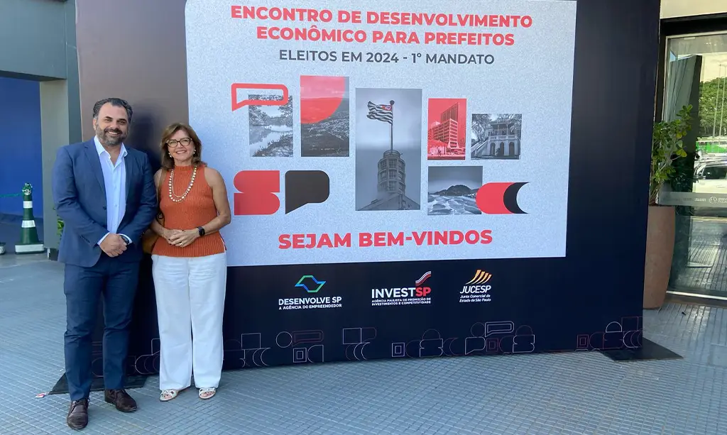 São Caetano do Sul reforça compromisso com o crescimento econômico em reunião estadual 1 Vice-prefeita Regina Maura Zetone e secretário Alan de Camargo participam de encontro estadual de desenvolvimento econômico em Campinas.