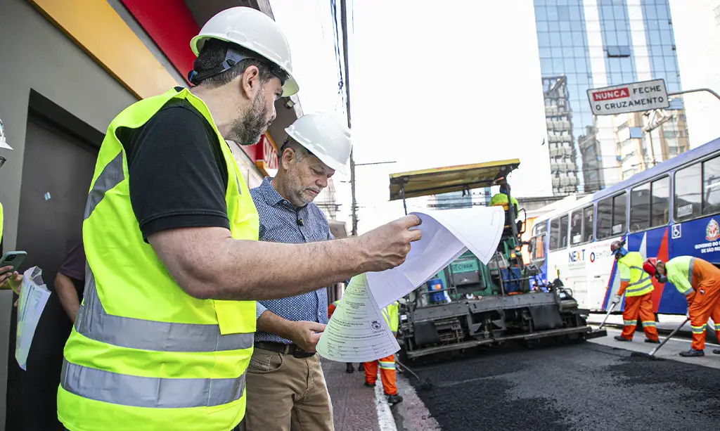 São Caetano do Sul retoma estacionamento rotativo na Rua Amazonas para revitalizar comércio local 1 Trecho da Rua Amazonas em São Caetano do Sul com vagas de estacionamento disponíveis após a remoção da ciclofaixa.