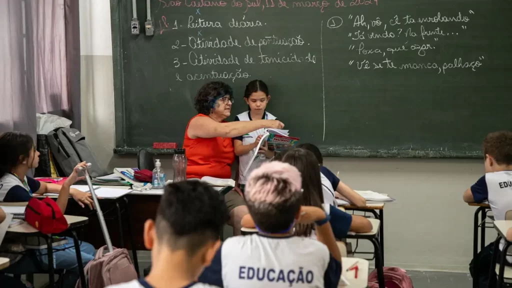 Professores e profissionais da educação reunidos em evento da Prefeitura de São Caetano do Sul.