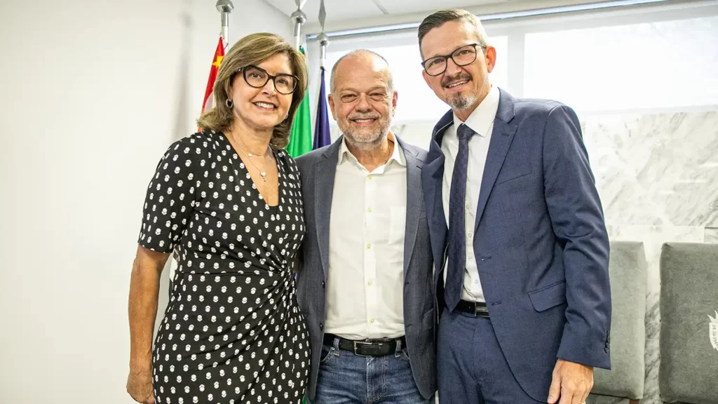 Prefeito Tite Campanella durante cerimônia de posse de Marcelo Mori na Secretaria de Assuntos Jurídicos de São Caetano.
