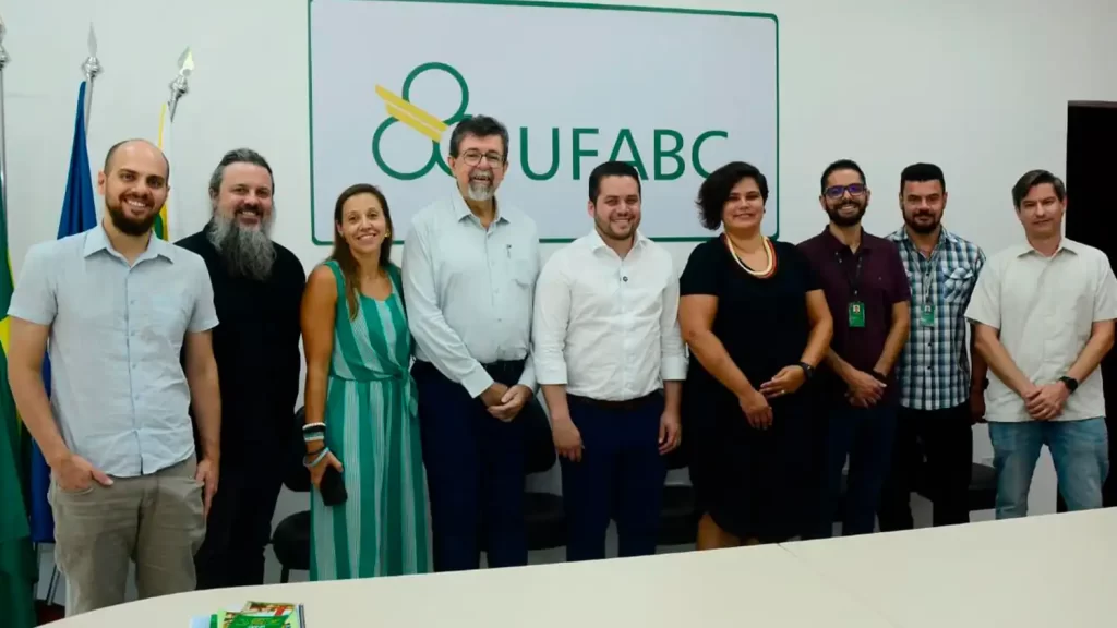 UFABC recebe prefeito Gilvan para avançar projeto de passarela na Avenida dos Estados 1 Prefeito Gilvan visita UFABC e discute parcerias para a construção de passarela na Avenida dos Estados.