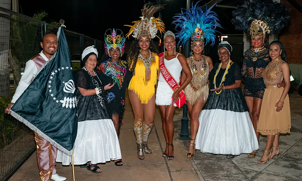 Vai-Vai faz "esquenta" de Carnaval em evento gratuito e solidário em Santo Amaro 1 Bateria da escola de samba Vai-Vai se apresentando no rooftop do Santo Mercado, com público animado ao redor.