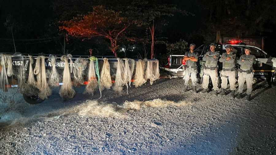 Polícia Municipal de São Bernardo prende três e reforça combate ao tráfico de drogas 1 Imagem da apreensão de drogas pela Polícia Municipal de São Bernardo, com porções de maconha, cocaína e crack sendo exibidas.