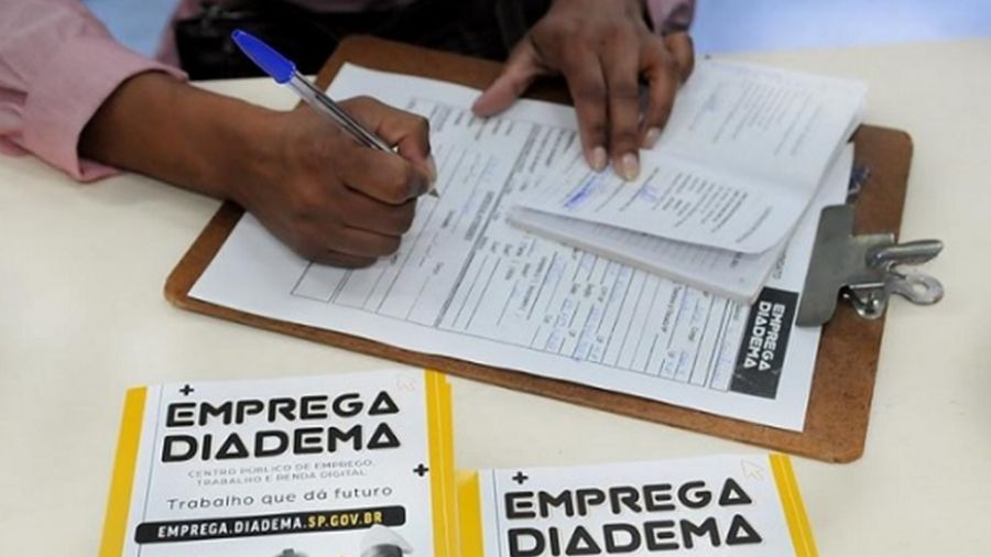 Candidatos sendo entrevistados em ação de empregabilidade no Centro Público de Emprego e Renda de Diadema.