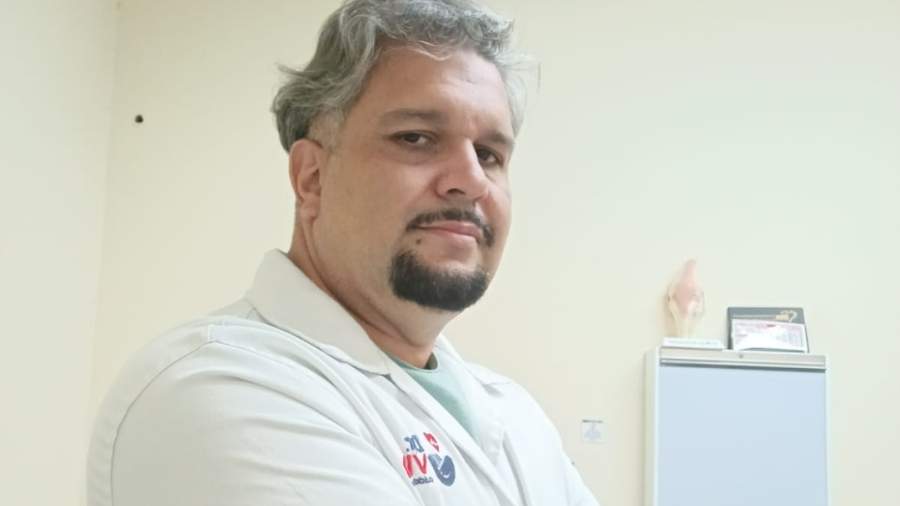 Especialista alerta sobre a importância da prevenção da osteoporose 1 Imagem de uma mulher madura praticando exercícios ao ar livre, simbolizando a prevenção da osteoporose e o fortalecimento dos ossos.