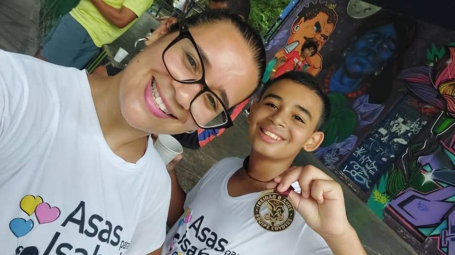 Esporte que une: Mãe e filho compartilham jornada no taekwondo e corridas em Ribeirão Pires 1 Janaína e Igor Augusto treinando juntos taekwondo, com expressão de concentração e alegria.