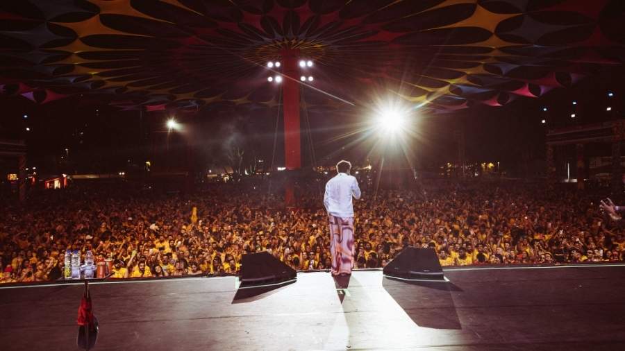 Nattan é destaque nacional e se torna o nome mais comentado na temporada de carnaval 2025 1 Nattan cantando para uma multidão animada durante o Carnaval 2025, com energia contagiante e um show inesquecível.