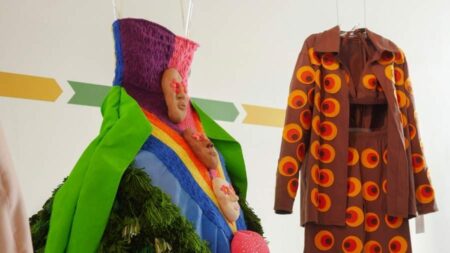 Vestidos e peças icônicas da moda brasileira expostas no Foyer do Teatro Clara Nunes, destacando a criatividade e a evolução do estilo nacional.