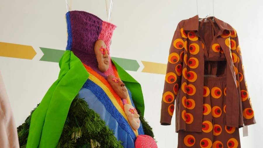 Vestidos e peças icônicas da moda brasileira expostas no Foyer do Teatro Clara Nunes, destacando a criatividade e a evolução do estilo nacional.