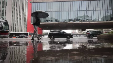 Previsão do tempo para terça-feira (18), em SP dia será marcado por pancadas de chuva forte