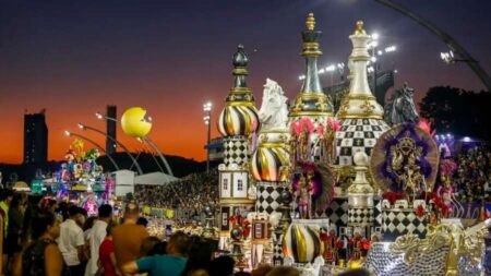 Carro alegórico da Rosas de Ouro iluminado no Sambódromo do Anhembi durante o Desfile das Campeãs do Carnaval de São Paulo.