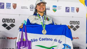 Ana Julia Amaral conquista ouro, quebra recorde e garante vaga no Mundial Júnior de natação