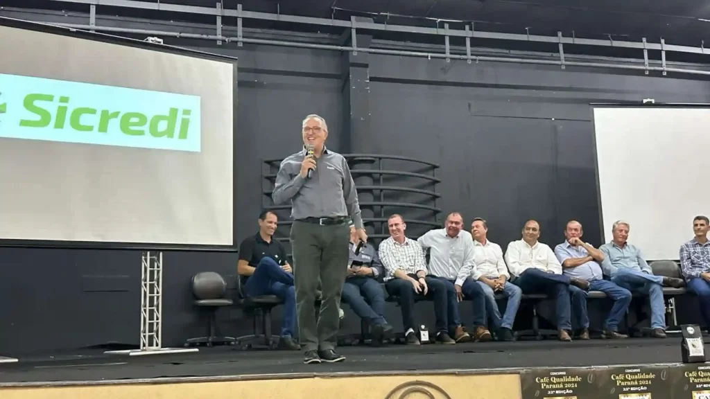 Representantes do Sicredi recebendo lotes vencedores do concurso Café Qualidade Paraná 2024 na ExpoLondrina.