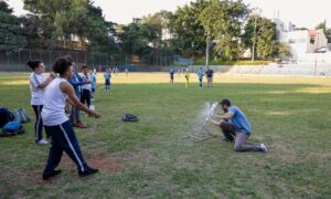 Alunos da EME Alcina Dantas Feijão, em São Caetano, aprendem a lançar foguetes