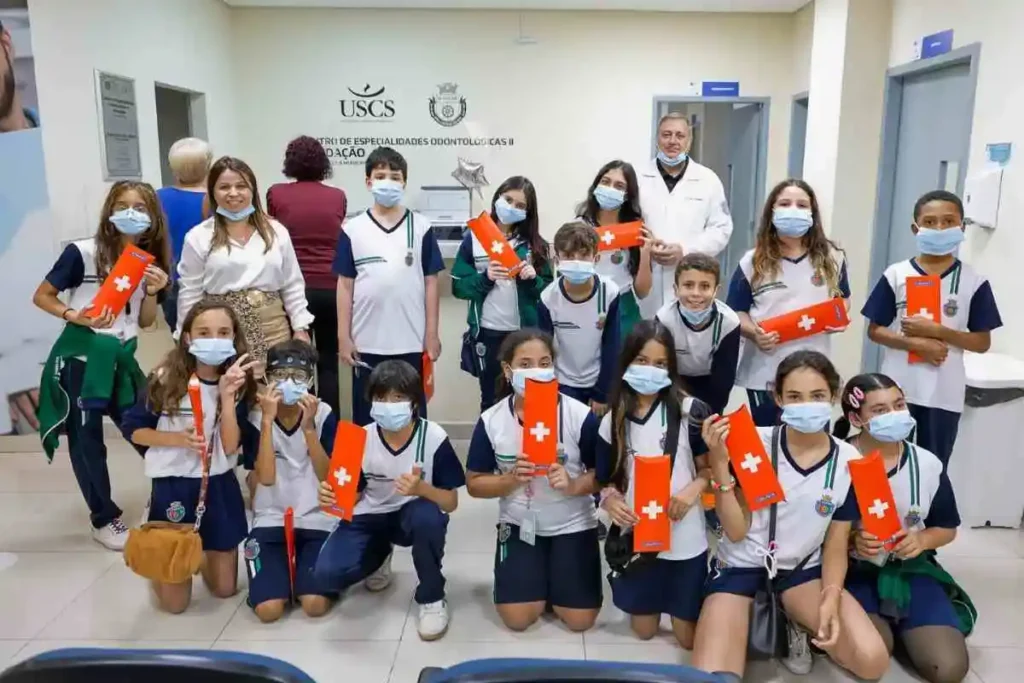 Alunos da EMEF Senador Fláquer visitam centro odontológico de São Caetano