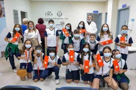 Alunos da EMEF Senador Fláquer visitam centro odontológico de São Caetano
