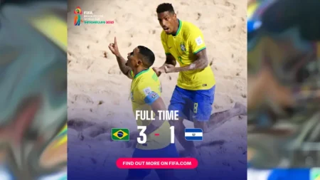 Jogadores da seleção brasileira comemoram gol na estreia do Mundial de Beach Soccer 2025, em Seicheles