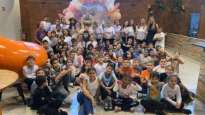 Crianças brincam em ação solidária no Buffet Villa Kids em Santo André, com apoio do Fundo Social de Solidariedade