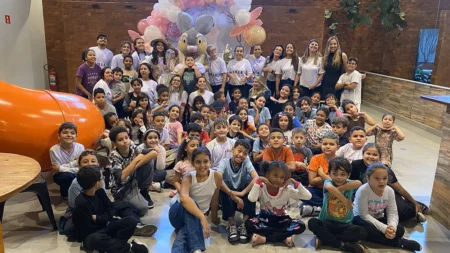 Crianças brincam em ação solidária no Buffet Villa Kids em Santo André, com apoio do Fundo Social de Solidariedade