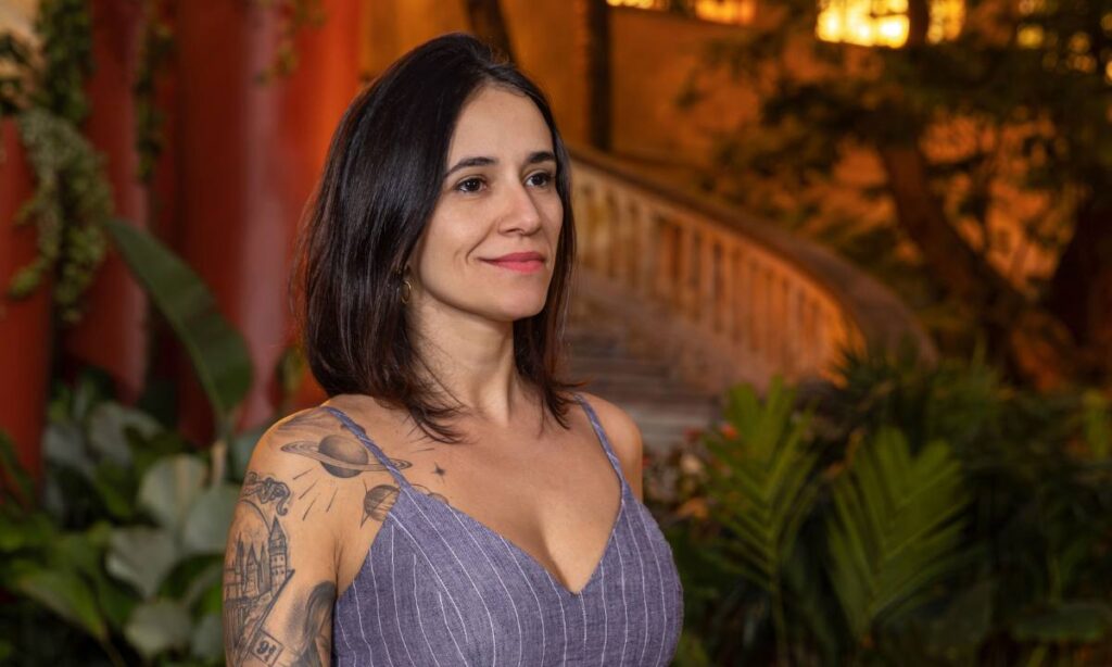 CASACOR São Paulo 2025: Reconexão do ser humano com a natureza inspira projeto de banheiro assinado pela arquiteta Janaína Casagrande 2 Arquiteta Janaina Casagrande posa no Banheiro Raiz, projeto inspirado em “O Pequeno Príncipe”, na CASACOR São Paulo 2025