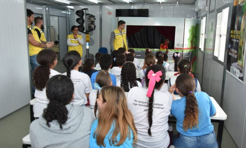 Campanha Maio Amarelo leva 260 crianças à minicidade educativa da Sabina em Santo André 1 Crianças participam de simulação de trânsito na minicidade da Sabina em Santo André durante o Maio Amarelo