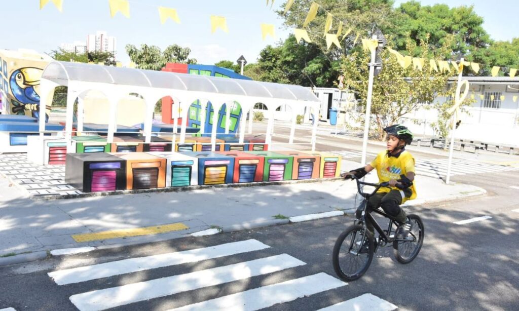 Crianças participam de simulação de trânsito na minicidade da Sabina em Santo André durante o Maio Amarelo