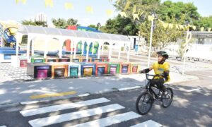 Crianças participam de simulação de trânsito na minicidade da Sabina em Santo André durante o Maio Amarelo