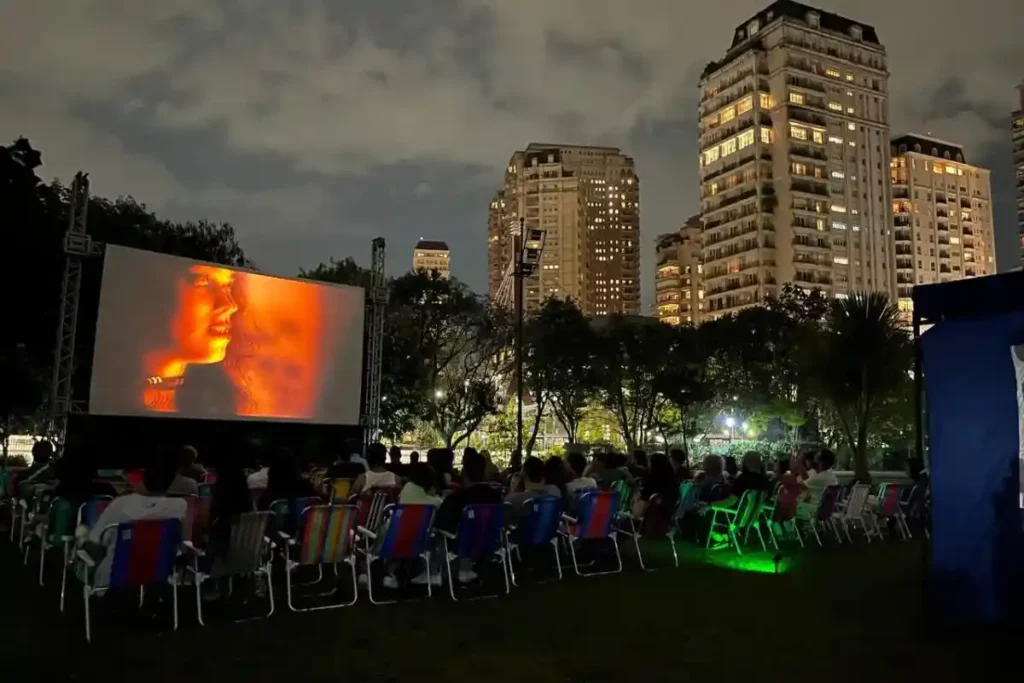 Cine na Praça exibe filmes de Scorsese, Tarantino e Greta Gerwig ao ar livre em Diadema