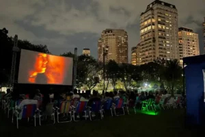 Cine na Praça exibe filmes de Scorsese, Tarantino e Greta Gerwig ao ar livre em Diadema
