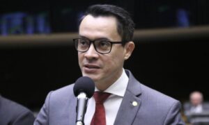 Comissão aprova prazo de até 60 dias para início de tratamento de autistas no SUS e planos de saúde