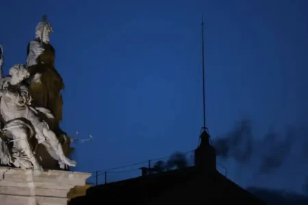 Conclave no Vaticano registra fumaça preta e sem escolha de novo papa