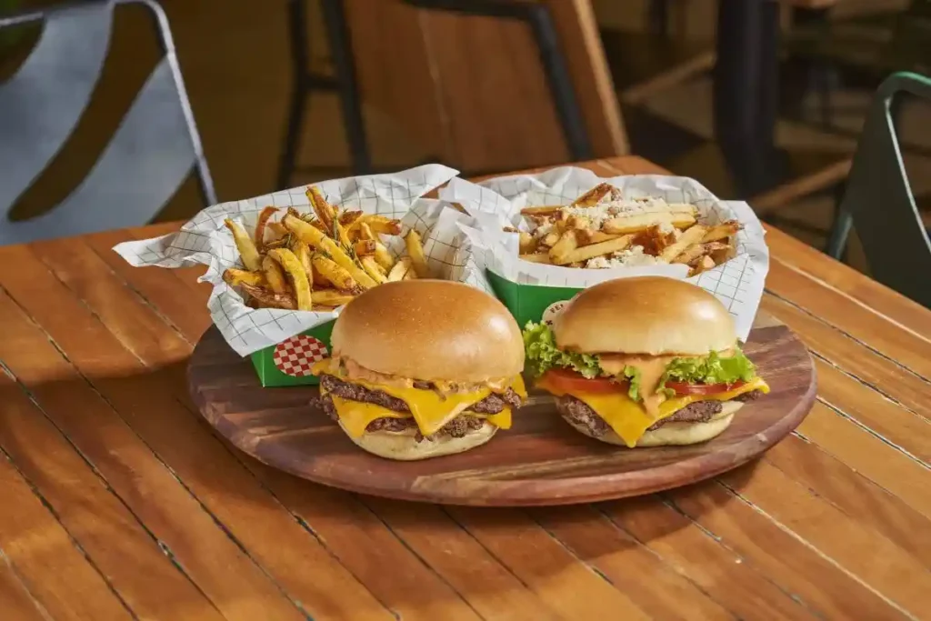 Hambúrguer Wagyu com batatas trufadas do Cabana Burger, servido em prato rústico