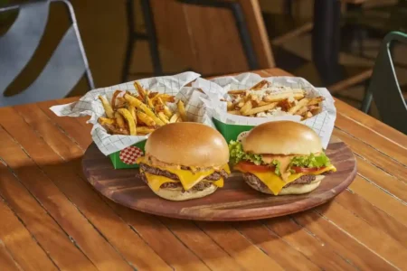 Hambúrguer Wagyu com batatas trufadas do Cabana Burger, servido em prato rústico